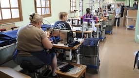 Des détenues travaillant dans un atelier de confection, le 10 septembre 2009 à la prison des femmes de Rennes.