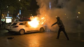 Une voiture de police a été incendiée.