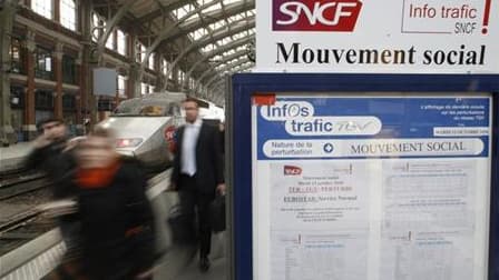 A la gare Lille-Flandres, mardi. Le taux de participation à la grève contre la réforme des retraites à la SNCF s'établissait à 20,3% jeudi, contre 24,6% mercredi et 40,4% mardi, selon la direction de l'entreprise publique. /Photo prise le 12 octobre 2010/