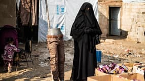 Femme dans un camp incarcérant des proches de jihadistes dans le nord-est de la Syrie. 