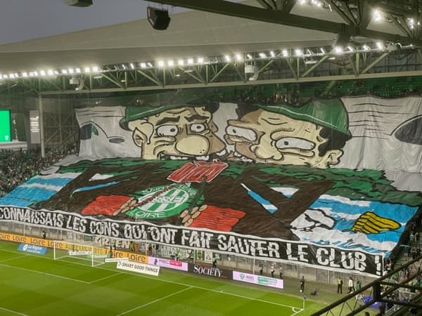 Les banderoles à Geoffroy Guichard.