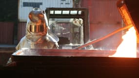 Un employé d'Europlasma surveille une coulée sur le site d'Inertam