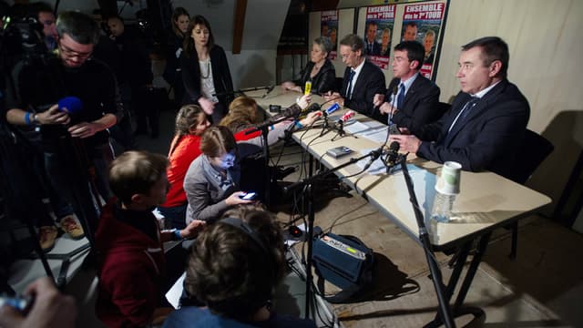 Le Premier ministre Manuel Valls s'est retrouvé plongé dans le noir, ce mardi soir, devant plus de 750 personnes venues l'écouter, à Audincourt dans le Doubs.