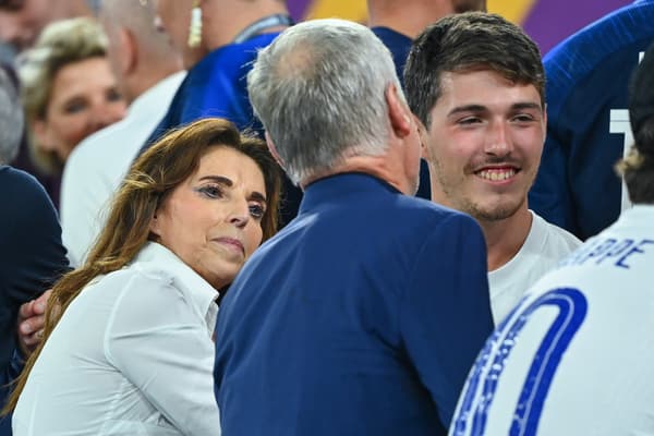Didier Deschamps aux côtés de sa famille après la victoire des Bleus.