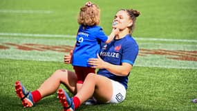 Agathe Sochat avec sa fille Nina après un match amical entre la France et la Roumanie, le 14 avril 2024.