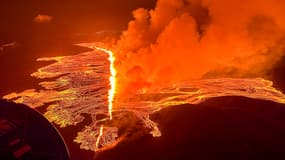 Des volutes de fumée et de la lave lors d'une nouvelle éruption volcanique à la périphérie de la ville évacuée de Grindavik, dans l'ouest de l'Islande, le 16 mars 2024.