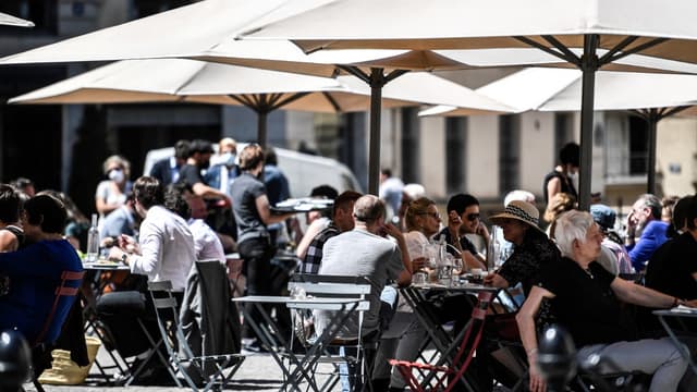 Des clients en terrasse à Paris le 1er juin.