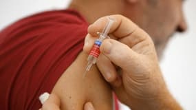 Un médecin injecte un vaccin contre la grippe à un patient, le 6 octobre 2017