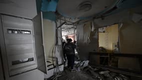 Vue d'un appartement endommagé par un drone dans un immeuble résidentiel à Krasnogorsk, dans la région de Moscou, le 24 octobre 2025.