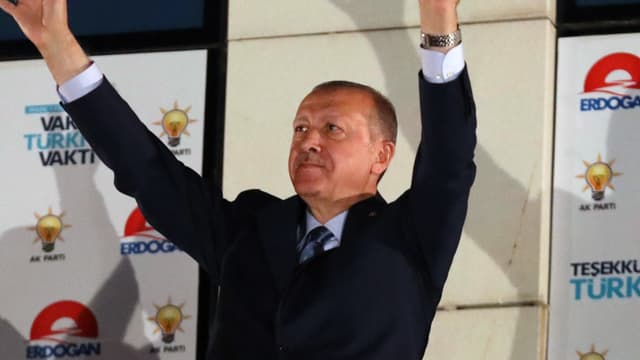Recep Tayyip Erdogan célèbre sa victoire au siège de l'AKP, à Ankara, le 25 juin 2018.