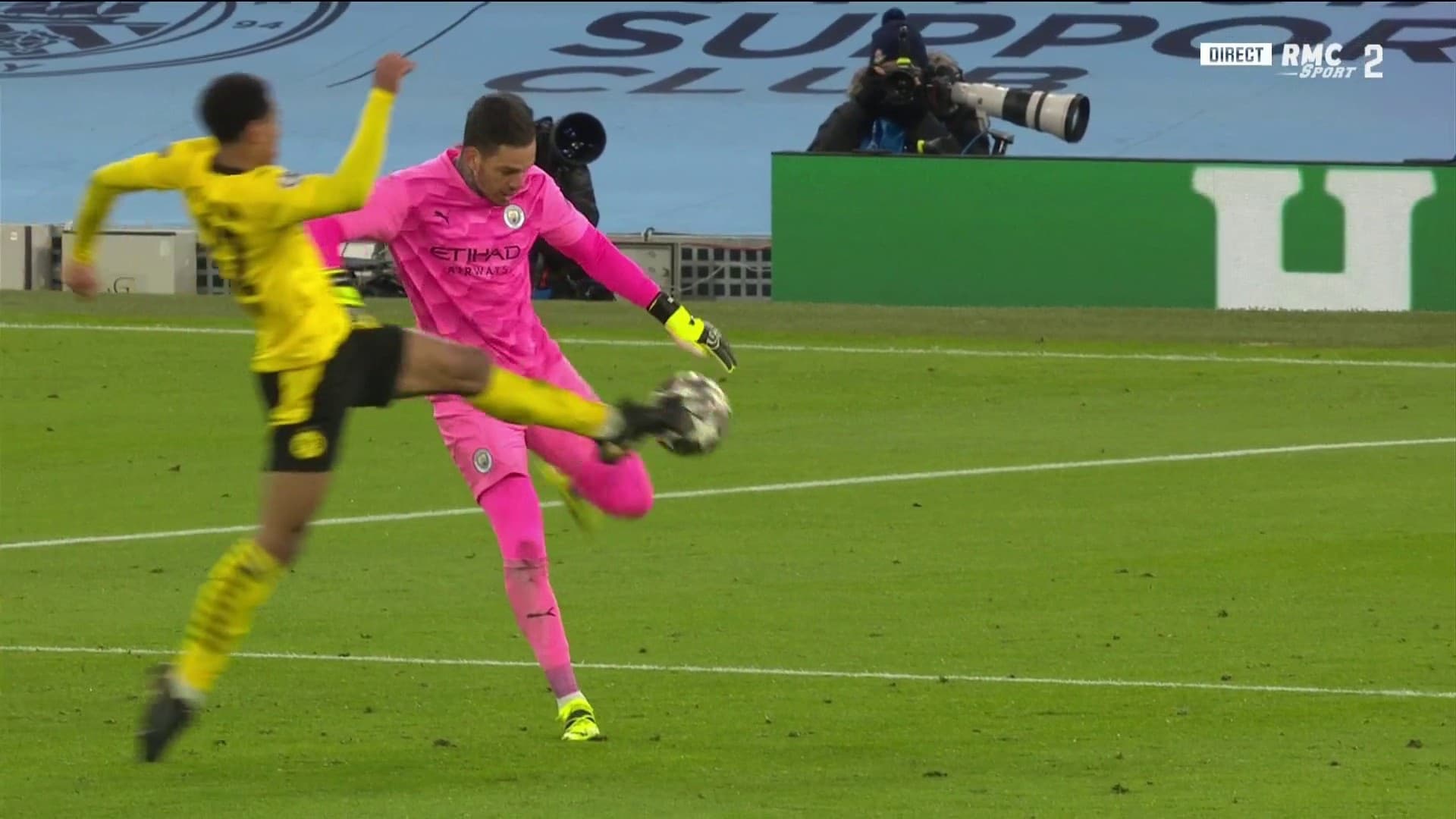 Jude Bellingham au duel avec Ederson Jude Bellingham au duel avec Ederson