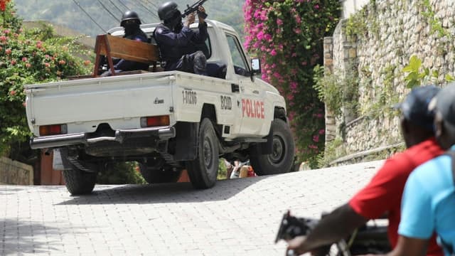 Une patrouille de police à l'extérieur de l'ambassade de Taïwan en Haïti, à Port-au-Prince, le 9 juillet 2021