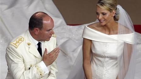 Albert II de Monaco juge insupportables les rumeurs sur son mariage avec Charlene Wittstock, critiquant les titres de presse - pas seulement "people" - qui ont fait état de difficultés entre les époux. /Photo prise le 2 juillet 2011/REUTERS/Eric Gaillard