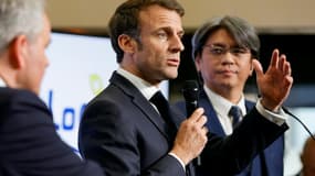 Le président français Emmanuel Macron (c), le patron de ProLogium Vincent Yang (d) et le président du conseil régional des Hauts-de-France Xavier Bertrand à Dunkerque, le 12 mai 2023