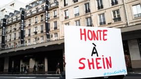 Une pancarte devant le BHV Marais le jour de l'ouverture de la boutique Shein le 5 novembre 2025