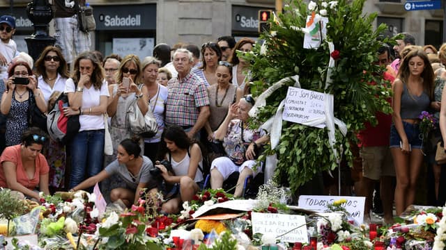 Des personnes rendent hommage aux victimes des attentats en Espagne, le 20 août 2017 sur le boulevard de Las Ramblas à Barcelone