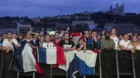 Des spectateurs regardent le match d'ouverture de l'Euro 2016 dans la fan zone de Lyon, vendredi soir.