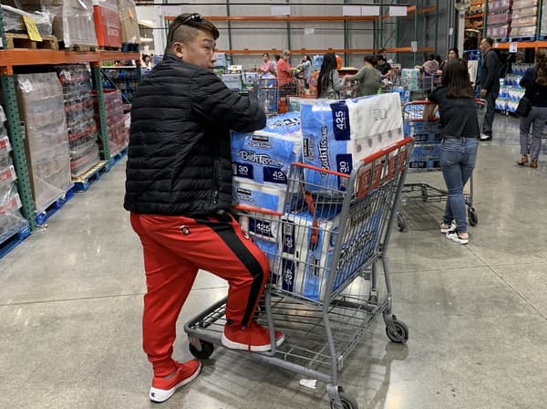 Dans un supermarché de Los Angeles, le 29 février 2020. Dans un supermarché de Los Angeles, le 29 février 2020.