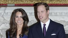 Kate Middleton et le prince William mardi, lors de l'annonce de leurs fiançailles. La chaîne britannique de supermarchés Tesco va proposer une version bon marché de la robe que portait la jeune femme à cette occasion. /Photo prise le 16 novembre 2010/REUT