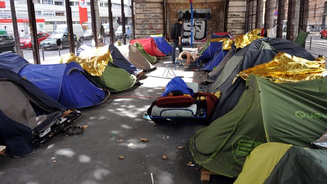 Sous le métro parisien, les tentes de migrants pullulent ces dernières semaines