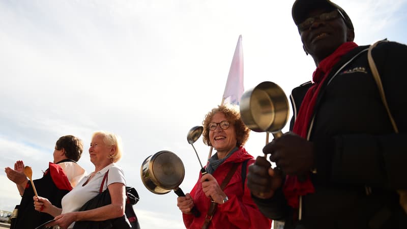 Concert de casseroles de militants de la France insoumise  devant la Chambre de commerce et d'industrie de Bordeaux samedi 30 septembre 2017