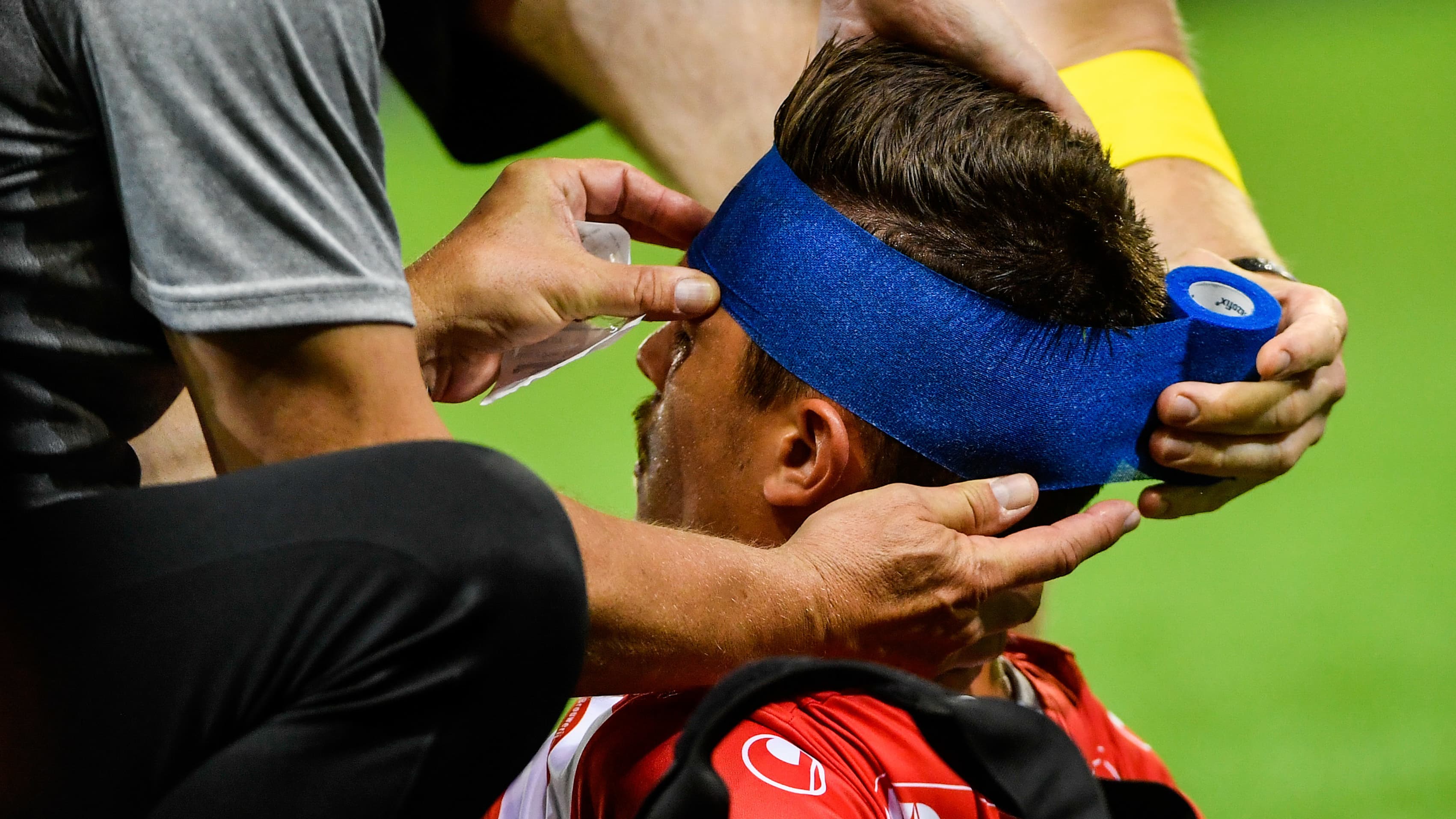 Le belge Alessandro Ciranni en train de se faire soigner une blessure à la tête Le belge Alessandro Ciranni en train de se faire soigner une blessure à la tête
