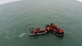 Un bateau de migrants dans la Manche le 16 décembre 2023.