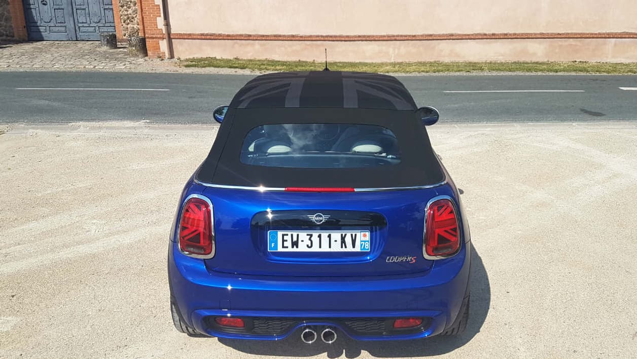 Sur la Cooper S en version Cabrio, avec le toit Union Jack.