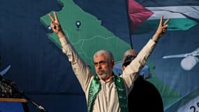 Yahya Sinouar, chef du mouvement palestinien Hamas dans la bande de Gaza, fait un geste sur scène lors d'un rassemblement dans la ville de Gaza, le 24 mai 2021. 