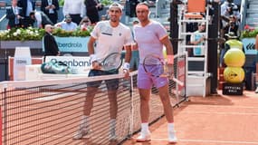 La pose de Rafael Nadal et Pedro Cachin au filet avant leur match du 3e tour à Madrid, le 29 avril 2024.