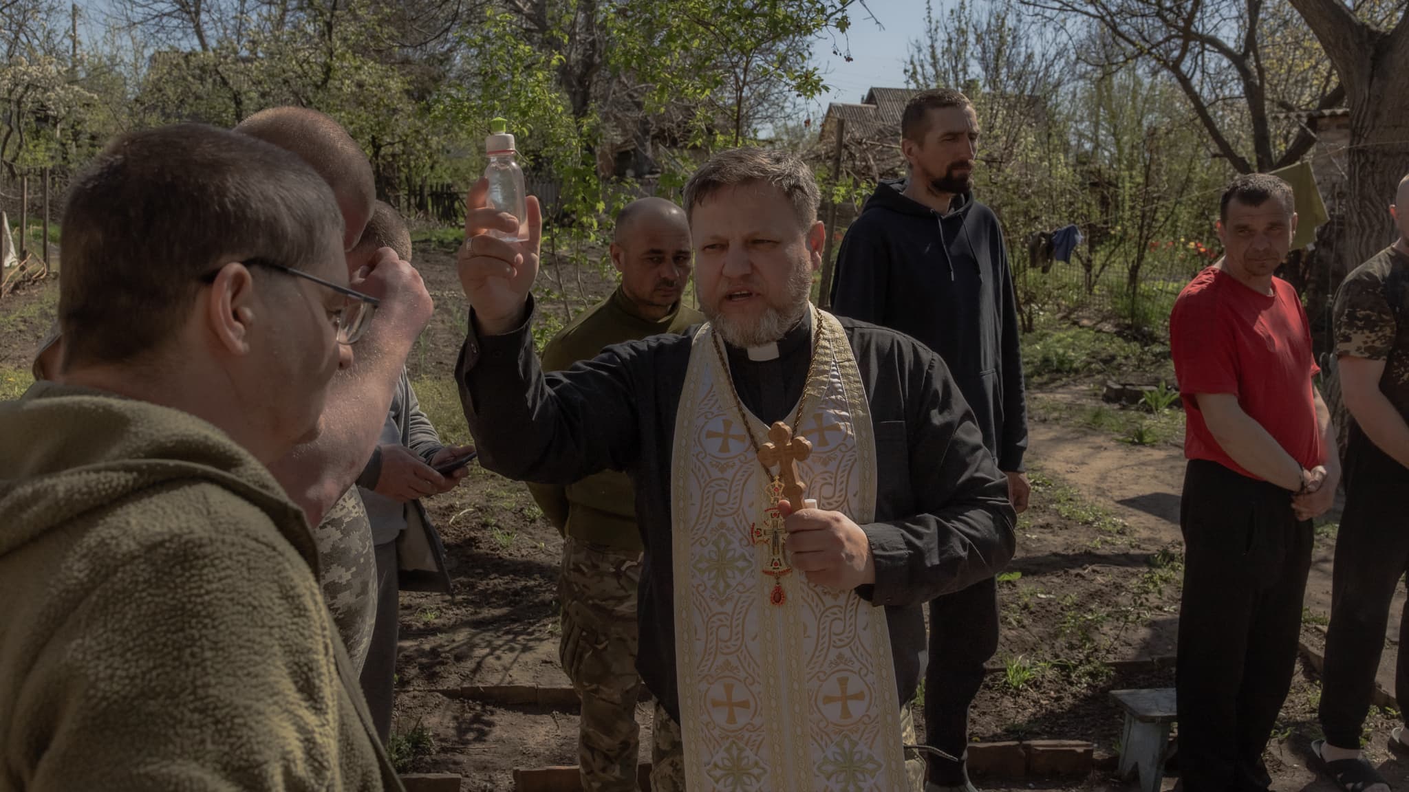 Un amônier militiare bénie des soldats ukrainiens pour Pâques, dans la région de Donetsk, en Ukraine, le 20 avril 2025 Un amônier militiare bénie des soldats ukrainiens pour Pâques, dans la région de Donetsk, en Ukraine, le 20 avril 2025