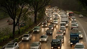 Le trafic automobile contribue à la pollution atmosphérique dans les agglomérations.