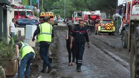 Des pompiers, des agents municipaux et des habitants de Cavalière (Var) en train de nettoyer les rues après le passage d'un violent orage ce mardi 20 mai 2025.