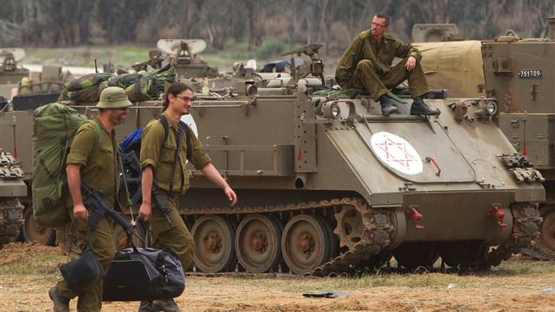 Militaires israéliens au nord de la bande de Gaza. Tsahal a entamé jeudi le retrait des troupes massées près de la frontière de l'enclave palestinienne. Ce retrait survient au lendemain d'une trêve conclue à l'issue de huit jours de violences qui ont coût