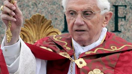 Le pape Benoît XVI a prêché l'unité du genre humain dimanche lors de l'homélie prononcée place Saint-Pierre à l'occasion du dimanche des Rameaux, qui marque le début de la Semaine sainte. /Photo prise le 1er avril 2012/REUTERS/Stefano Relandini