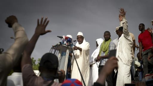 L'influent imam Mahmoud Dicko s'adresse à la foule sur la place de l'indépendance à Bamako le 5 juin 2020 L'influent imam Mahmoud Dicko s'adresse à la foule sur la place de l'indépendance à Bamako le 5 juin 2020