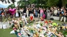 Des personnes rassemblées dans le parc "Les jardins del'Europe", le lendemain d'une attaque au couteau, le 9 juin 2023 à Annecy