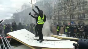 Des casseurs lors de la 18e journée de mobilisation des gilets jaunes.