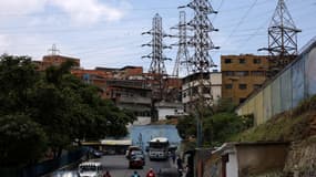 Des pylônes à haute tension sont visibles dans un quartier de Catia, dans l'ouest de Caracas, le 31 août 2024.