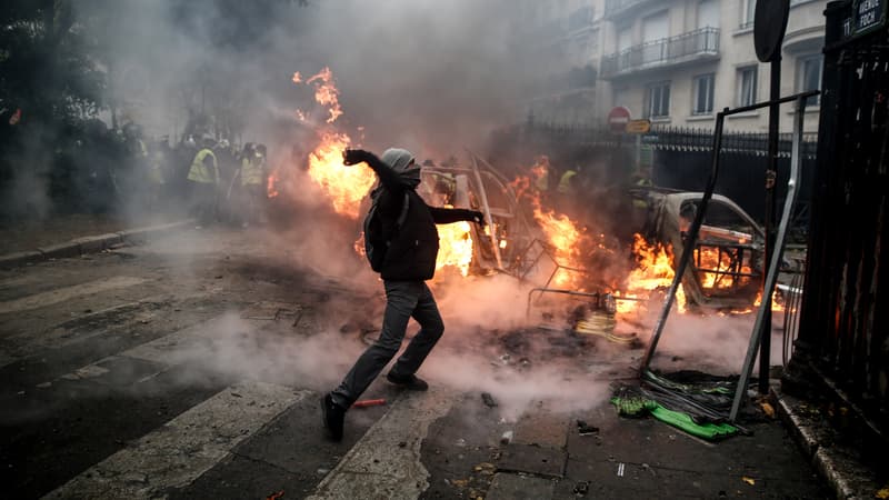 Un manifestant lance un projectile le 1er décembre 2018 à Paris, en marge du rassemblement de gilets jaunes. 
