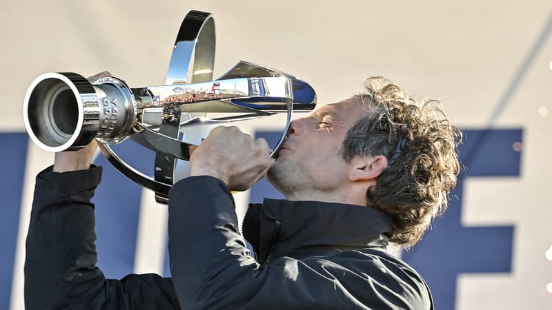 Charlie Dalin soulevant le trophée du Vendée Globe 2025