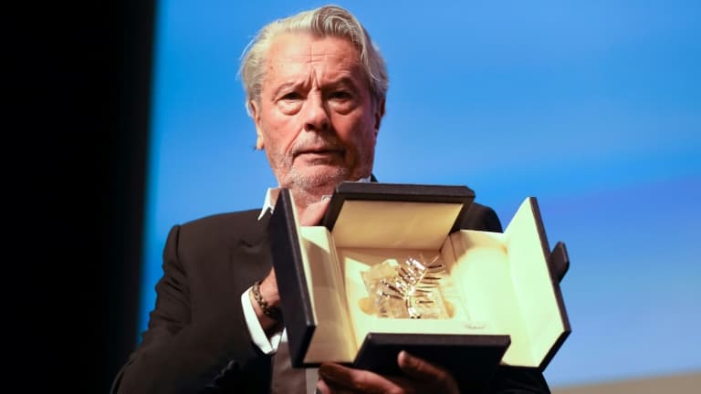 L'acteur français Alain Delon pose avec sa Palme d'or d'honneur, le 19 mai 2019 au Festival de Cannes