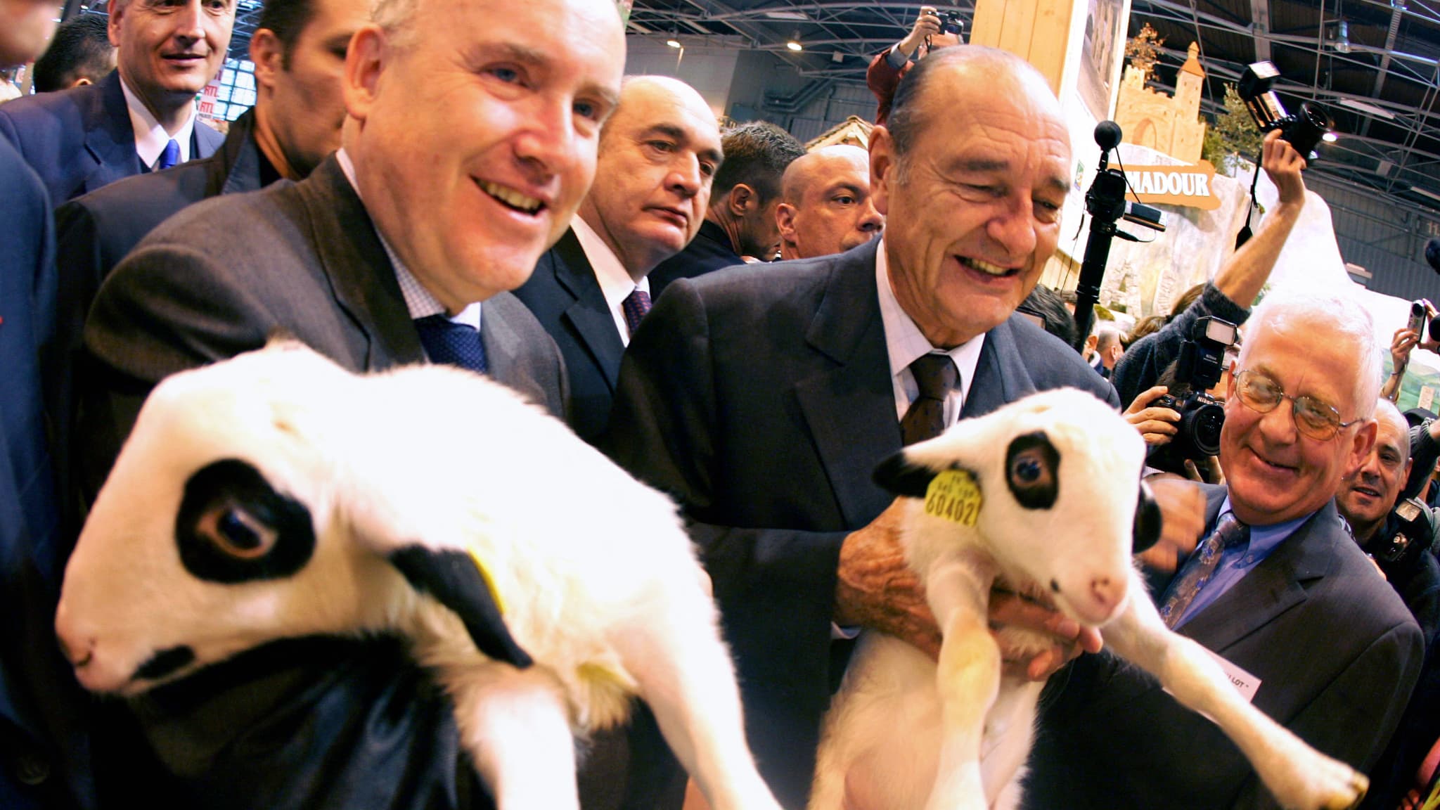 Jacques Chirac et son ministre de l'agriculture Dominique Bussereau au salon de l'agriculture le 28 février 2004 