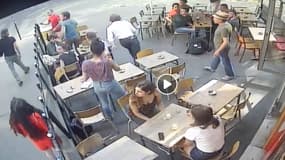 Les images de vidéosurveillance montrant la jeune étudiante juste après qu'elle se soit fait frapper au visage par un harceleur de rue. (à gauche de l'image)