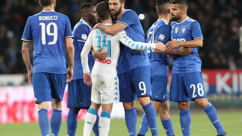 Malgré l'accueil glacial du stade de Naples, Gonzalo Higuain (Juventus) a salué son ancien coéquipier Dries Mertens lors du choc de Serie A (1-1).
