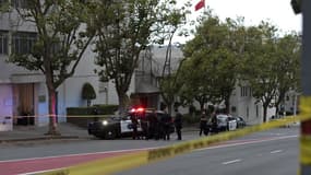 Des voitures de police devant le consulat chinois  de San Francisco 