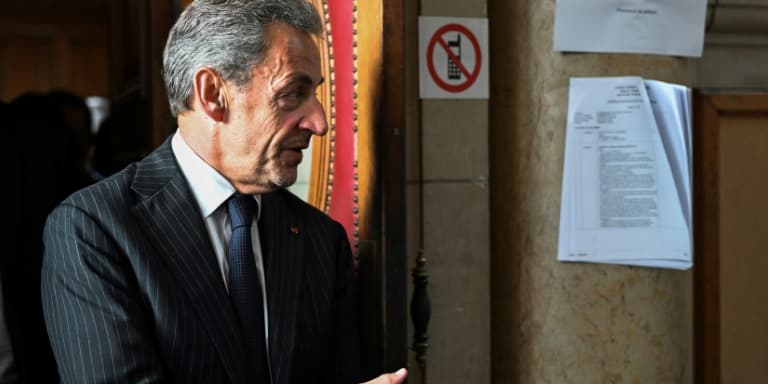 L'ancien président Nicolas Sarkozy quitte le tribunal, le 14 février 2024