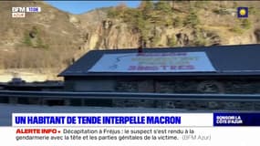 Un habitant de Tende interpelle Emmanuel Macron avec une banderole avant sa visite