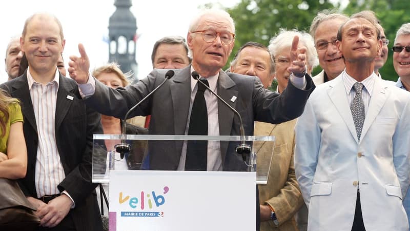 Jean-Claude Decaux lors d'un discours à Paris, à côté de l'ancien maire de Paris Bertrand Delanoë (à droite)