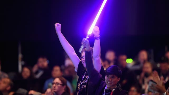 Un fan de Star Wars et son sabre laser, pendant la conférence sur "Star Wars: The Force awakens" à la comic-con de San Diego. 